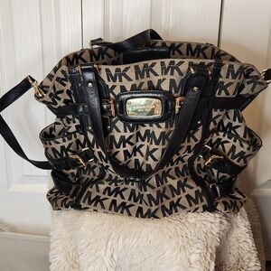 Michael Kors signature bag lots of pockets tan and black Shoulder Handbag Large